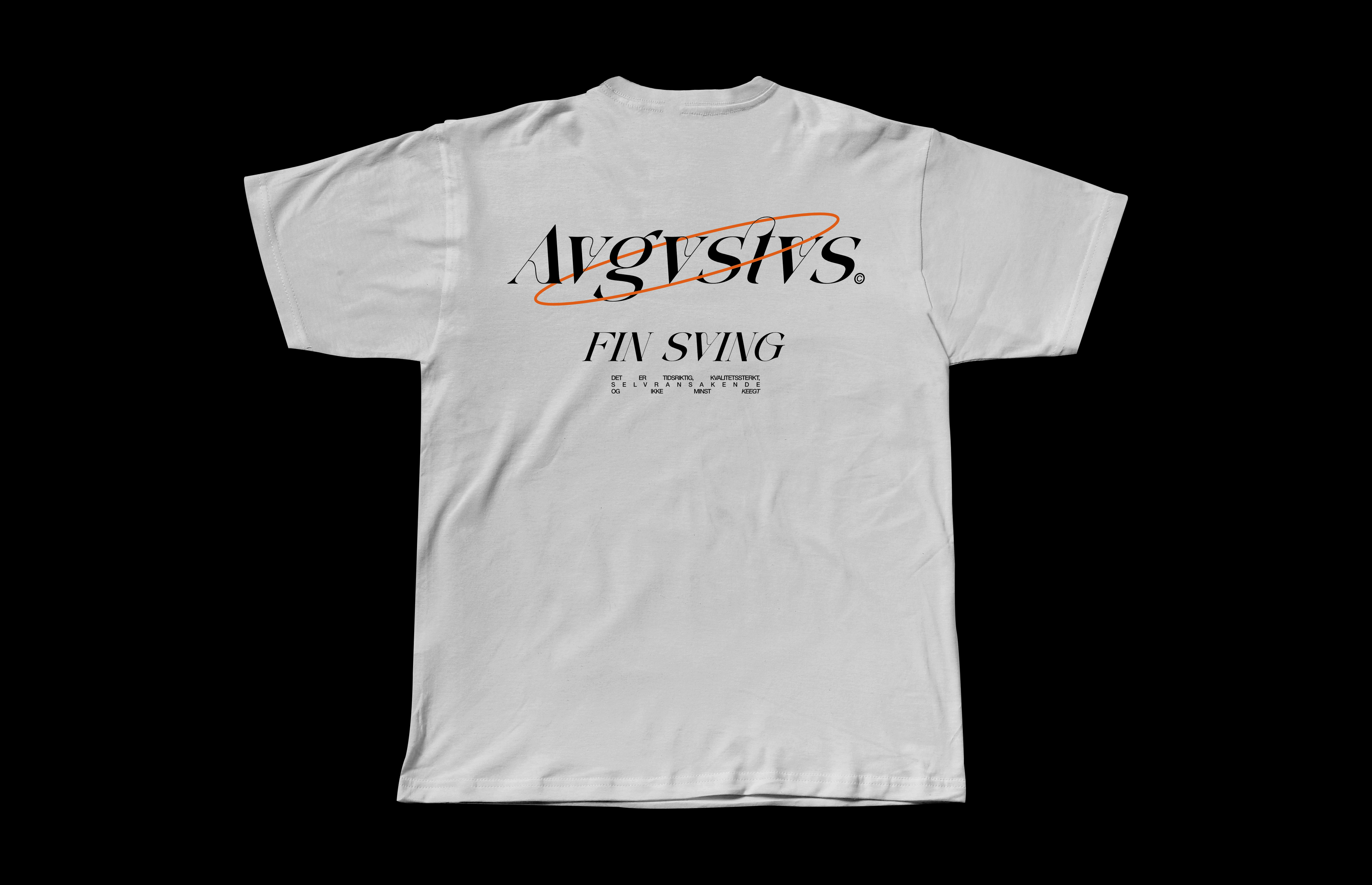 AVGVSTVS “Fin Sving” Tee - Hvit