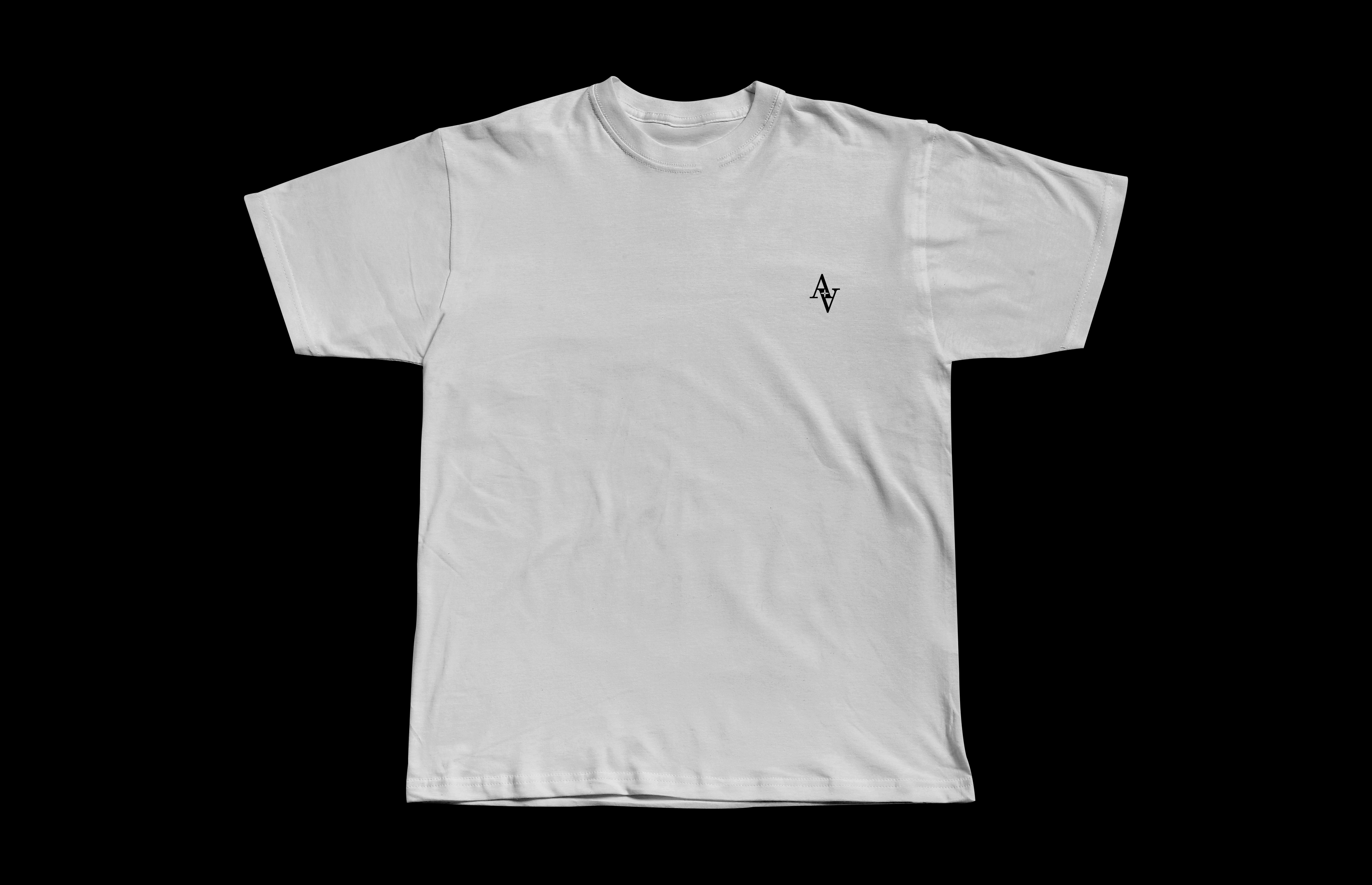 AVGVSTVS “Fin Sving” Tee - Hvit